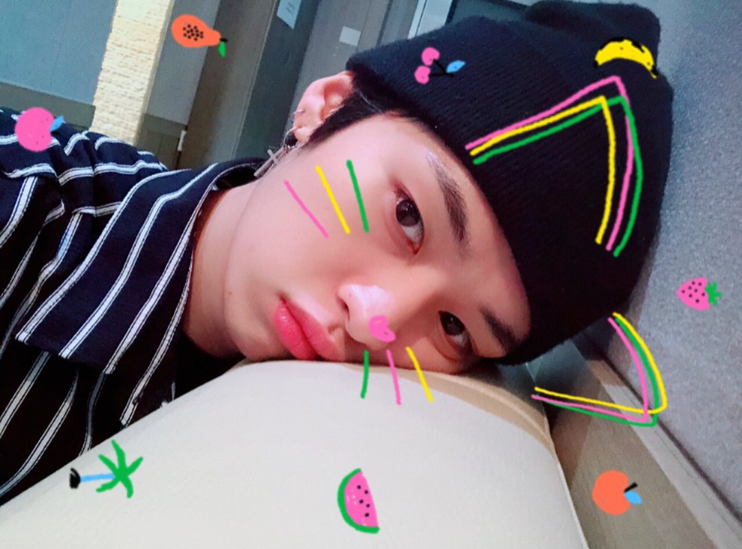 Un minino listo para escuchar en primera persona el #Edel_Homerun⁩. Si me ven carita de cansado es mentira 🤫 que la emoción por estar presente en el #Debut_Edelsteine⁩ me tenía casi desvelado. Éxitos hoy, chiquitos! 

𝕃auta, 𝐜яimįna𝒍 𝖒ām𝚋o ♰ྀ