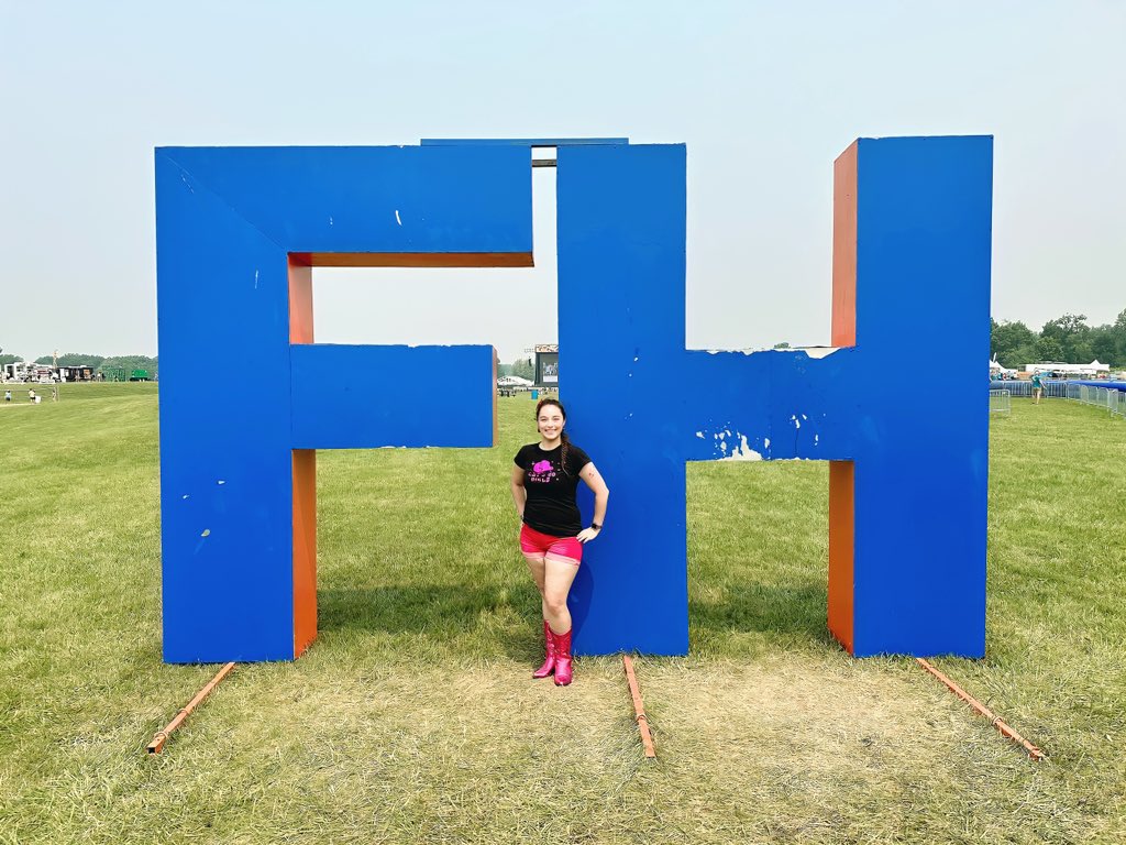 Katilynn_Moss13's tweet photo. DAY 3: BACK TO THE 90s 💕💗💖💞💓🌸💅 #fasterhorses2023 #fasterhorses #letsgogirls #linedancingwithjenergy #partyofthedecade #shaniatwain https://t.co/NjJqwC7LtC