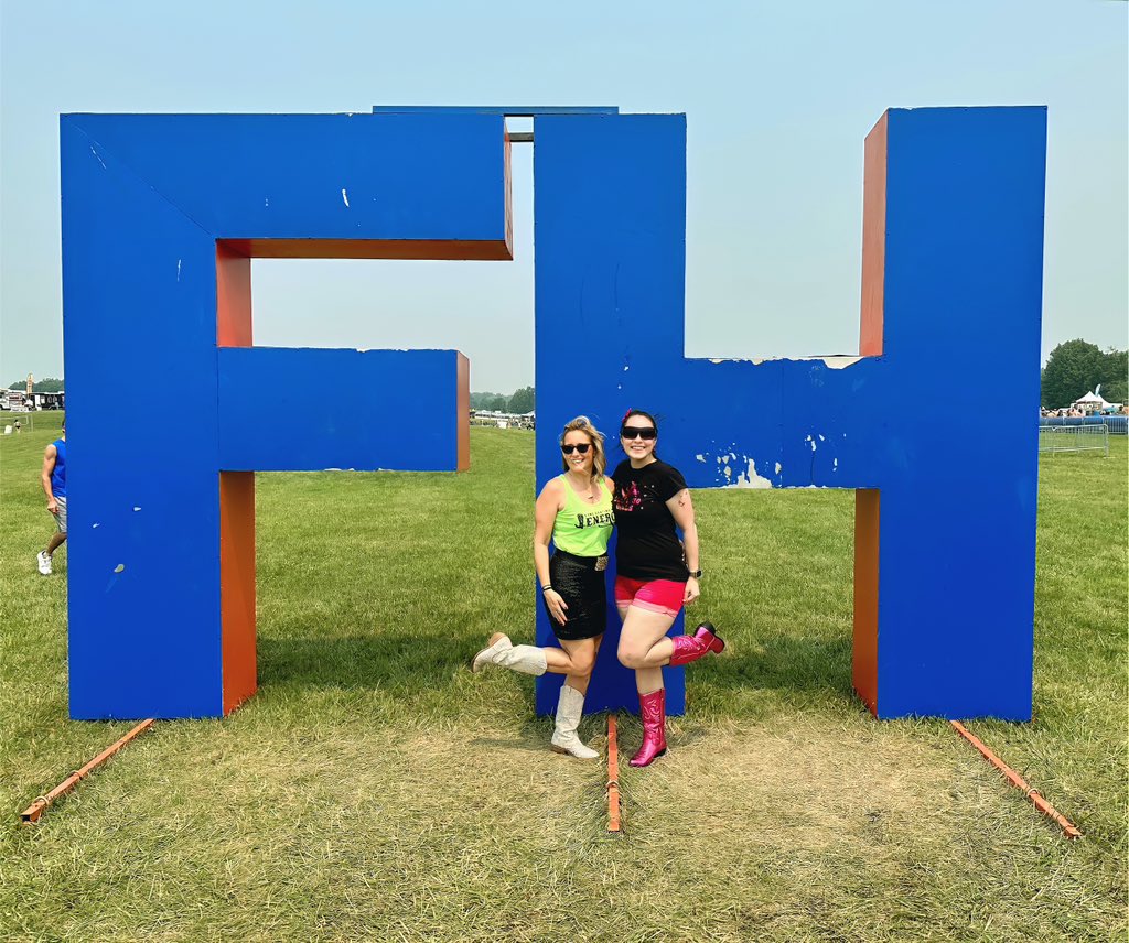 Katilynn_Moss13's tweet photo. DAY 3: BACK TO THE 90s 💕💗💖💞💓🌸💅 #fasterhorses2023 #fasterhorses #letsgogirls #linedancingwithjenergy #partyofthedecade #shaniatwain https://t.co/NjJqwC7LtC