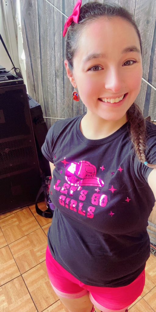 Katilynn_Moss13's tweet photo. DAY 3: BACK TO THE 90s 💕💗💖💞💓🌸💅 #fasterhorses2023 #fasterhorses #letsgogirls #linedancingwithjenergy #partyofthedecade #shaniatwain https://t.co/NjJqwC7LtC