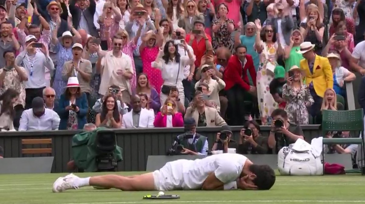 WeAreTennisFR's tweet photo. T'ES GRAND CARLOS, T'ES TRÈS GRAND. https://t.co/IuUcQvRO9R