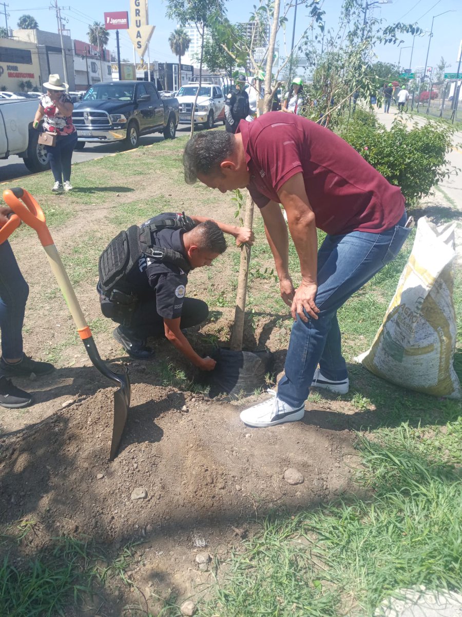 Seguridad_Leon's tweet photo. Tener un mejor ambiente es tarea de todas y todos, por eso nos sumamos a la #ForestaciónCiudadana 2023 por un #LeónMásVerde.
Cadetes, policías, policías viales, personal de @Proteccion_leon, Prevención del Delito y más se suman a esta campaña. https://t.co/H3qIAguedX
