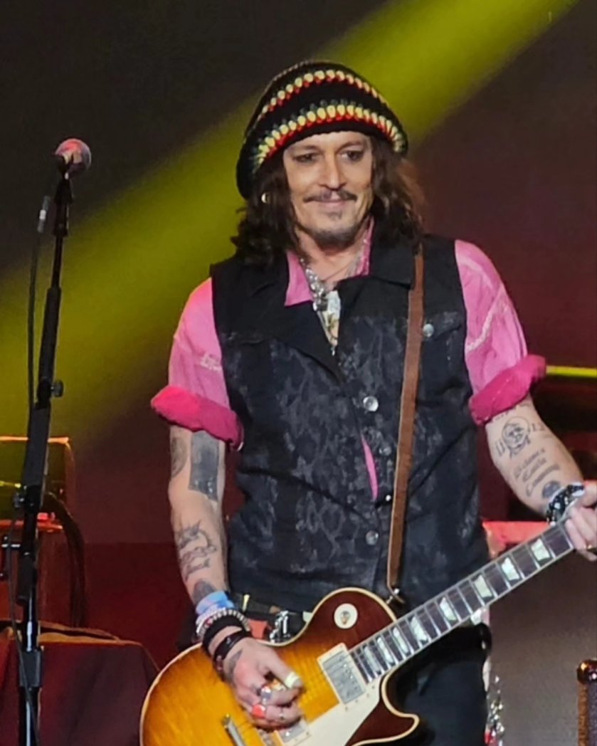 JDForeverUK's tweet photo. I'm so happy I got to see him again 😭🖤
#johnnydepp #jd #IStandWithJohnnyDepp #HollywoodVampires https://t.co/2J0apcZ0id
