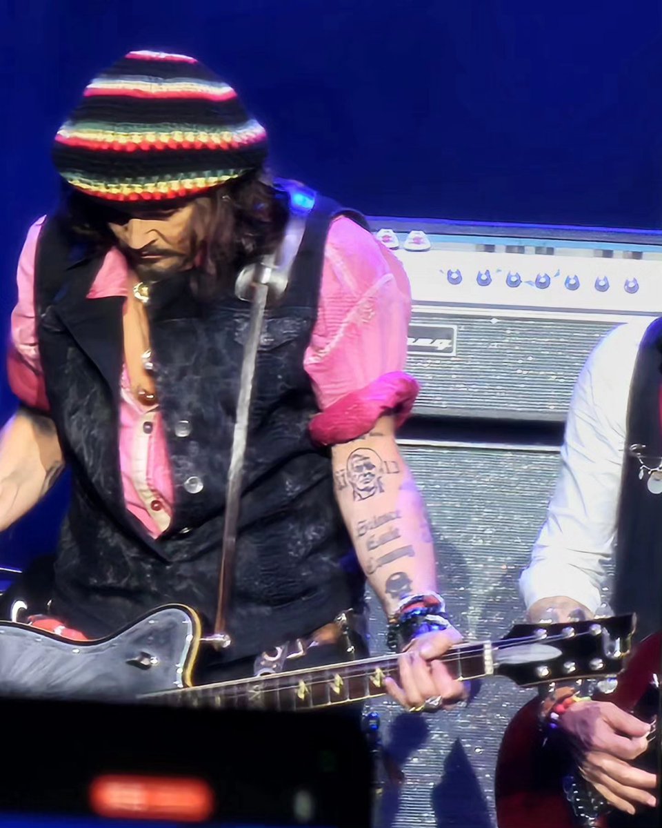 JDForeverUK's tweet photo. I'm so happy I got to see him again 😭🖤
#johnnydepp #jd #IStandWithJohnnyDepp #HollywoodVampires https://t.co/2J0apcZ0id