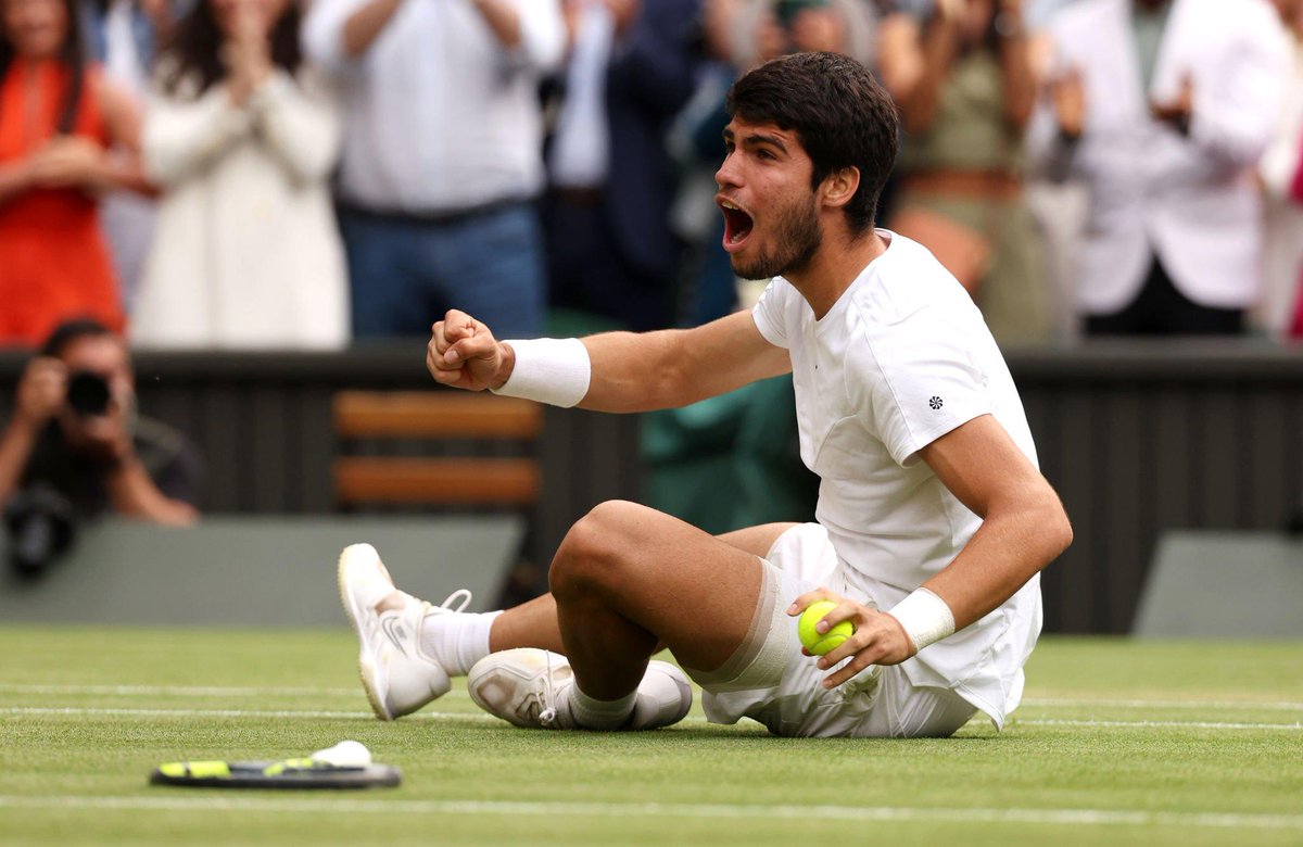 UniversTennis's tweet photo. 👉 10 ans d'invincibilité sur le Centre Court
👉 34 victoires d'affilée (4 titres) à #Wimbledon
👉 27 victoires de suite (3 titres) en Grand Chelem

Il fallait être un joueur spécial pour arrêter la légende Novak Djokovic.

Carlos Alcaraz, à seulement 20 ans, est ce joueur. ⭐️🇪🇦 https://t.co/KI7kxKRwde