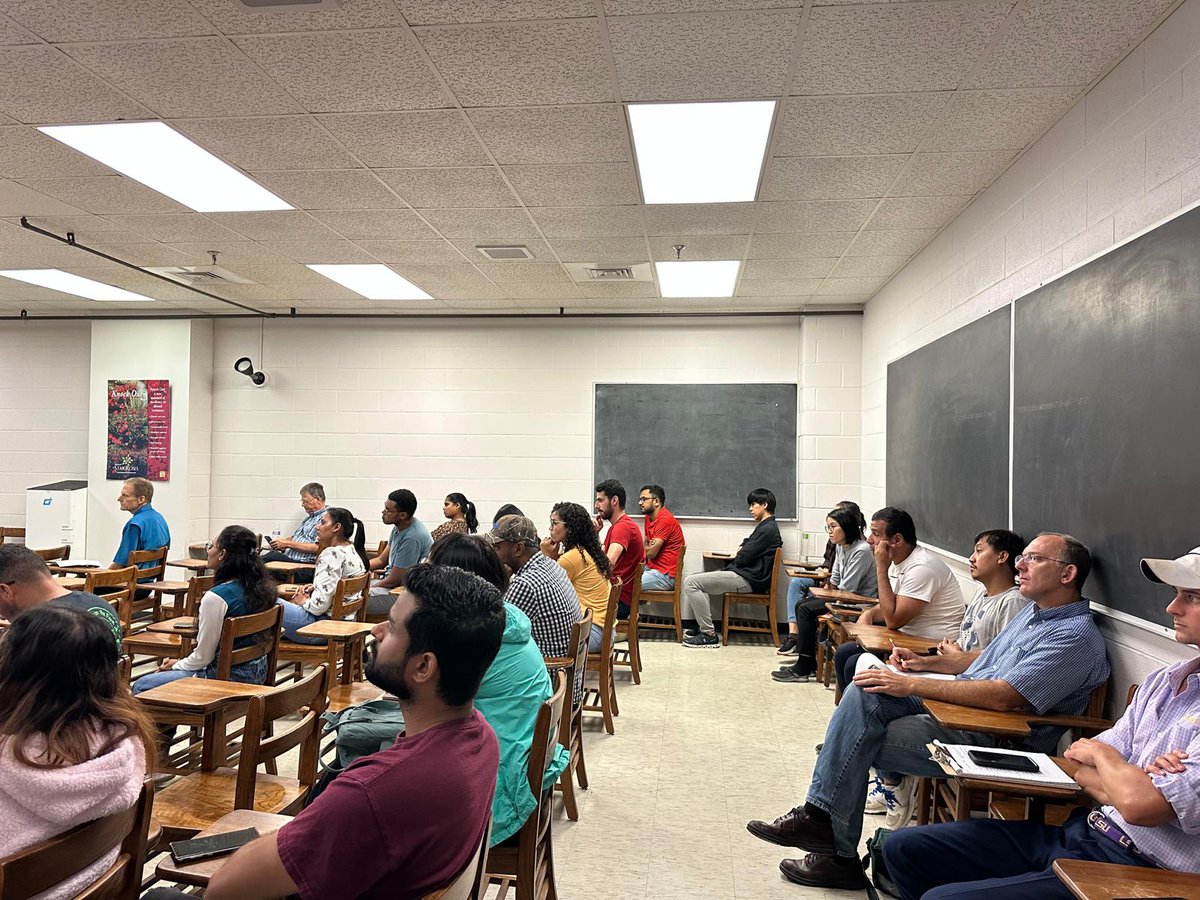 gsaspess23's tweet photo. 🌱🌍 Our second seminar was a success! Huge thanks to Dr. Chen for an inspiring presentation and everyone for participating. Check out the pictures! 📸🎉 #SeminarSuccess #GSA #Plants #Environment #SoilSciences #ThankYou https://t.co/0Fhhr1Xp6V
