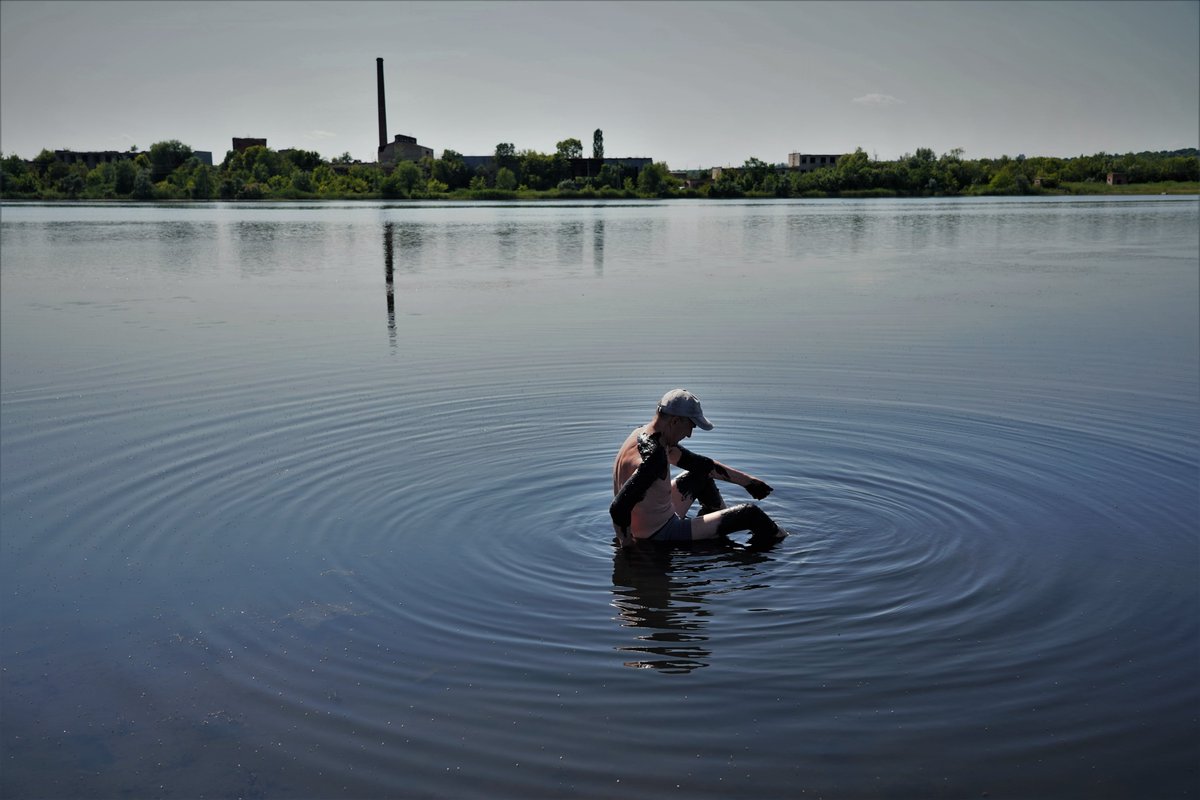 Ldevega's tweet photo. Una playa a las puertas del infierno. Hoy publica @elpais_foto esta fotogalería (en el enlace). La escena, casi idílica, de este lago en el este de Ucrania contrasta con la cruda realidad del frente de batalla, que se ubica a algo más de 20 kilómetros.

📸 https://t.co/uJC6ywJsUC https://t.co/yFmHm2uMEb