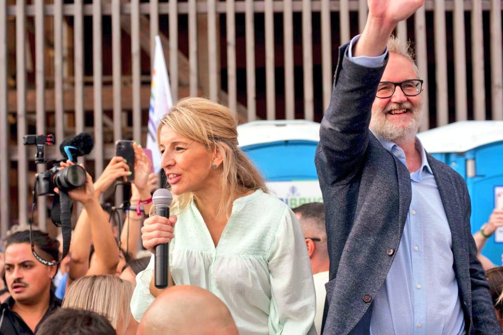 laurasturies's tweet photo. Ayer, en #Xixón, @sumar superó todas las previsiones.  Ayer, en #Cimavilla, la luz en #Asturies que ilumina toda España fue más intensa que nunca. Este #23J @Yolanda_Diaz_ será la primera mujer presidenta de este país. Vota por el derecho de todas a vivir mejor, para avanzar https://t.co/OhEPd8NysJ