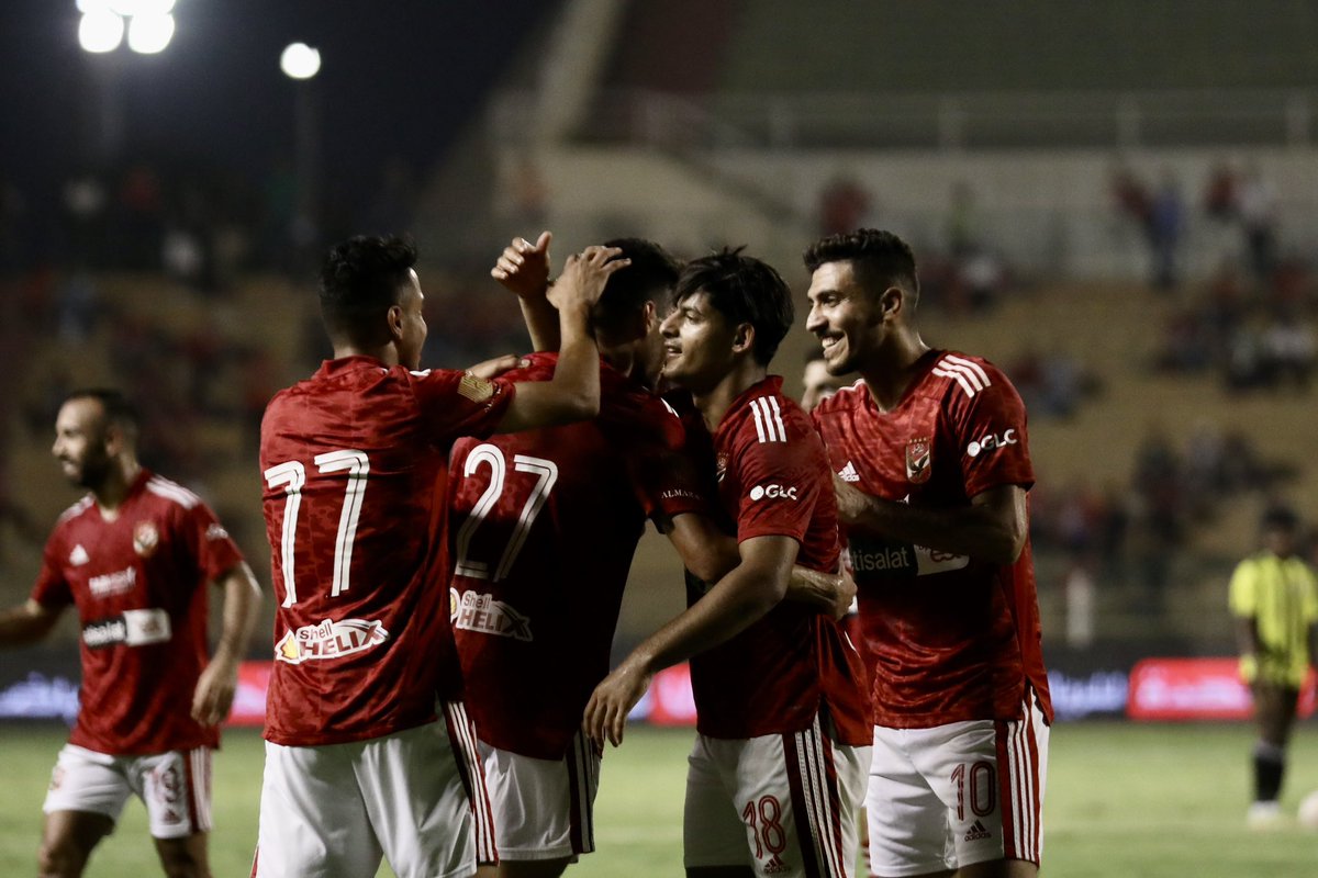 AlAhly's tweet photo. ما أشبه الليلة بالبارحة .. بطل الدوري يواصل رباعيته بعد حسم اللقب على حساب المقاولون العرب 🦅🔝😍 
#يلا_يا_أهلي https://t.co/rga2b0UeRs