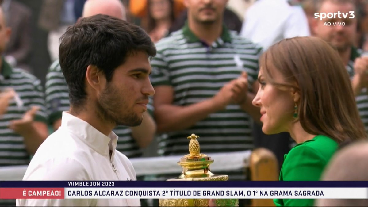 sportv's tweet photo. Recebendo o 1º título da carreira na Grama Sagrada! Que final fez Carlos Alcaraz, amigo! 🏆
#WimbledonNoSporTV #WimbledonFinal