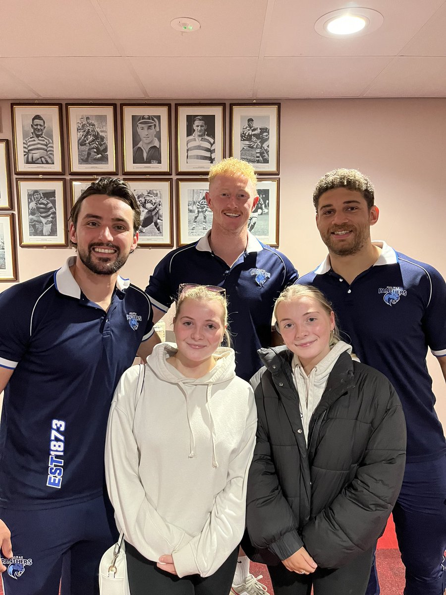 Made there day these three rugby players meeting my famous twins 🤣