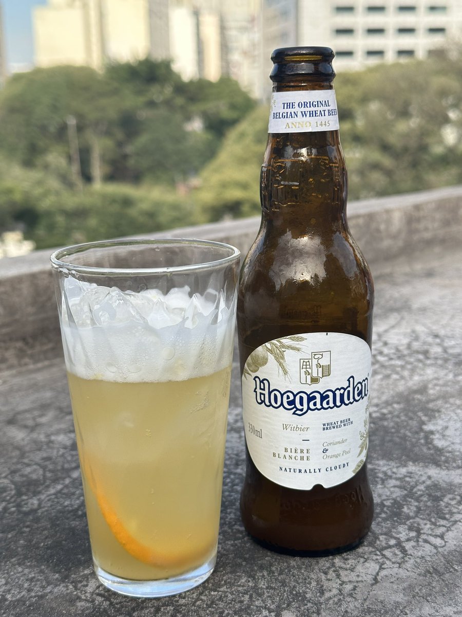 Garçon aqui recomendou eu tomar Hoegaarden (Jardim das Vadias) com GELO e laranja.

Falei “vc esta maluco cerveja com gelo” e ele “vai por mim”. Ele estava correto e eu estou sem chão. Fica cremosa e primaveril, como um jardim de vadias deve ser.