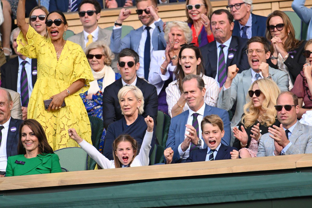 sarahdiaryz's tweet photo. As a member of the equerry committee, I spy the enjoyful ROBπ https://t.co/nQeex4J9sK