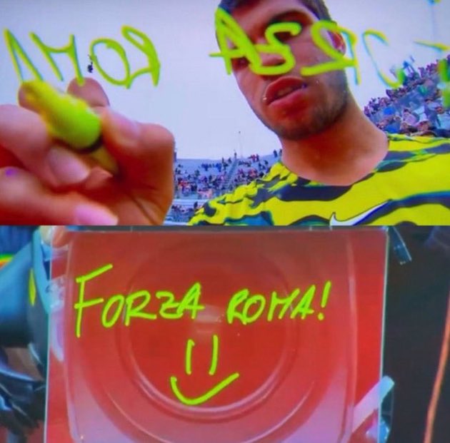 GiuseppeFalcao's tweet photo. C’è a chi regalano magliette e poi non vince più un Gran Premio…

E poi c’è chi scrive “Forza Roma” e vince #Wimbledon per la prima volta.

Grande Carlos #Alcaraz, complimenti! https://t.co/iiiLVlT3qK