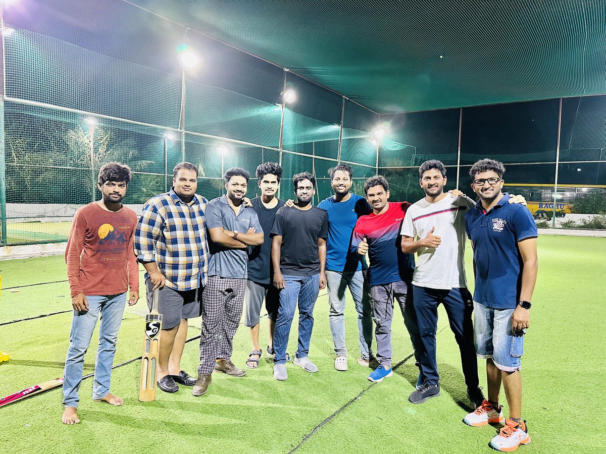 NaveenKRaju22's tweet image. Ala @urstrulyMahesh fans tho Box cricket 
@Ravi_ssmbfan @vuppuuday @santhoshksk24 @JRockxstar @ChetanChaitu3 @KishoreMb_NTR #Vineet