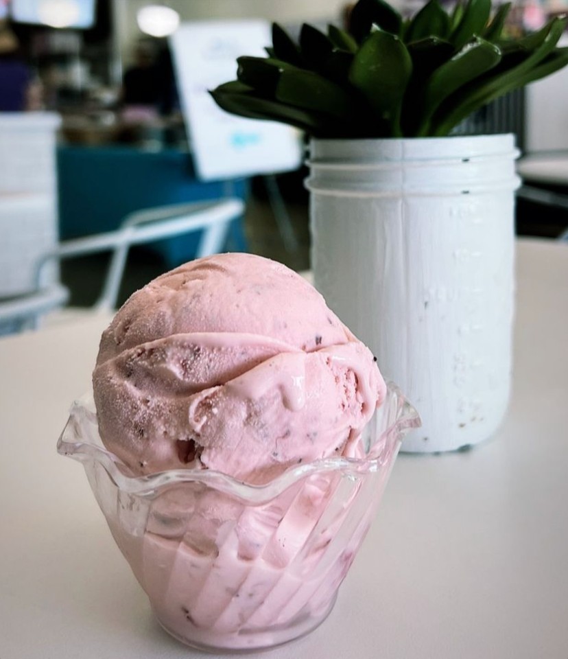 Ice cream is the best way to cool off from this Houston heat. We've got Ice Cream in Dark Chocolate, Mexican Vanilla, Oreo and Strawberry. The flavor combinations are endless! Come by the Café and add a scoop to your favorite dessert today. 🍨 📷: _ayooash (Instagram User)