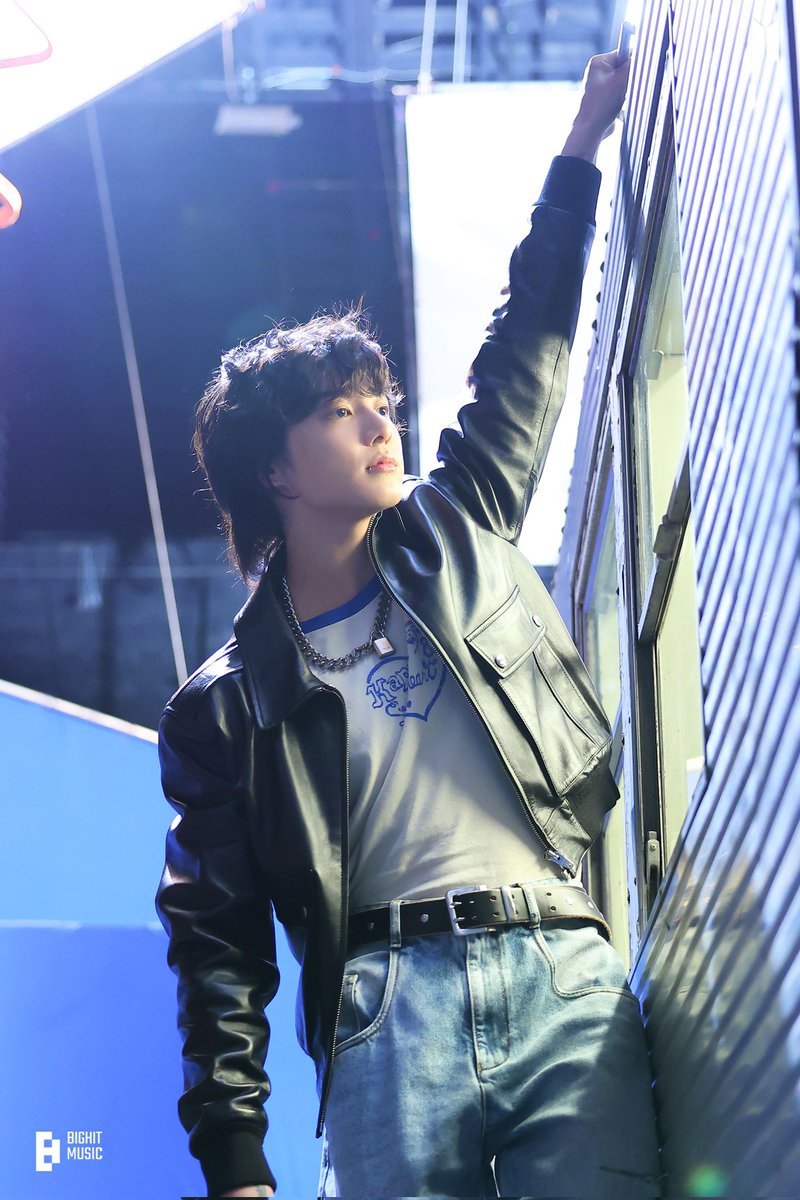 aintjkook's tweet photo. Someone said this photo has a spiderman-like energy. By the way, the name 'Spidey-Koo' also sounds pretty cool. https://t.co/fR1lNTTaNv