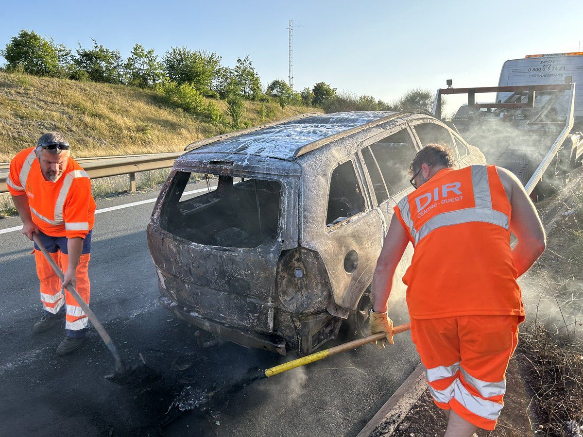 EdouardDaniel's tweet photo. Prudence sur la bretelle d’entrée de l’A10 sur la N147 a Poitiers : une voiture entièrement embrasée est en cours d’évacuation #faitsdivers #incendie #Poitiers #Vienne @nrpoitiers @centre_presse https://t.co/HpwEbt2JMd