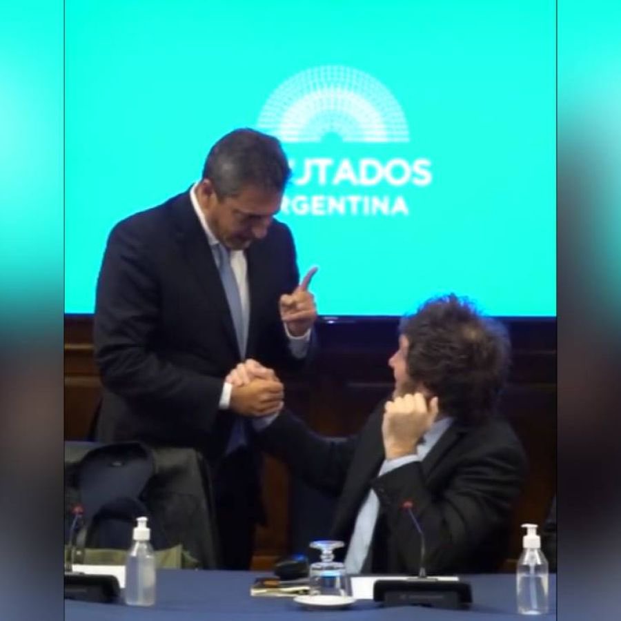 CarlosMaslaton's tweet photo. Desde el liberalismo no va tirarse contra Massa. Las listas más importantes de La Libertad Avanza están compuestas por massistas en los mejores lugares. El Pacto Massa-Milei es uno de los hechos más notables de esta campaña, votaremos así massismo indirecto este año, guste o no. https://t.co/KTWWr9SLnn