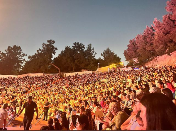 Hi_L_halu's tweet photo. Adya Türkiye konser 

#Adya https://t.co/2f72vi0Axd