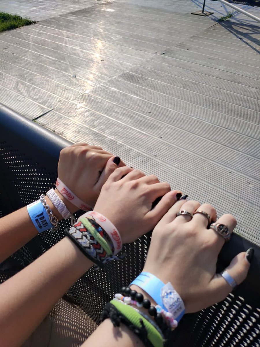swifttlavendr's tweet photo. rt for barricade at your next concert https://t.co/RPJvMJ2LYV