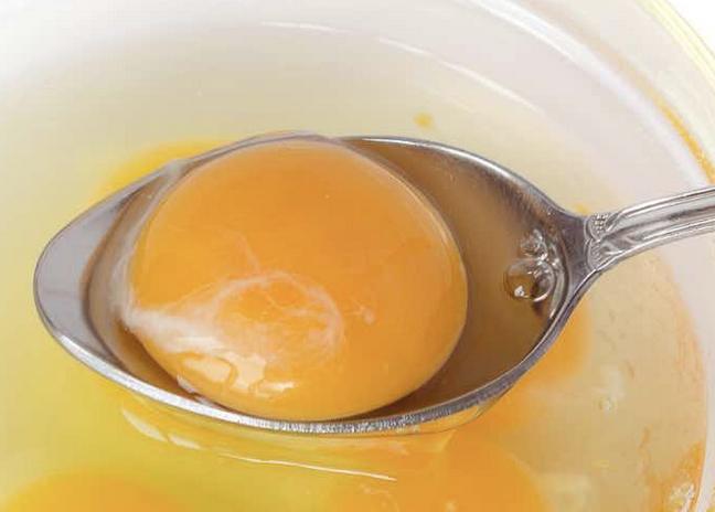 samplewordscom's tweet photo. Do you have a coffee stain in your carpet? 
1) Separate an egg yolk from the white. 
2) Beat and aerate the egg yolk 
3) Rub yolk into the stain and leave for 5 minutes 
4) Rinse with hot water
#cleaning #cleaningtips https://t.co/LTzjUnESR5