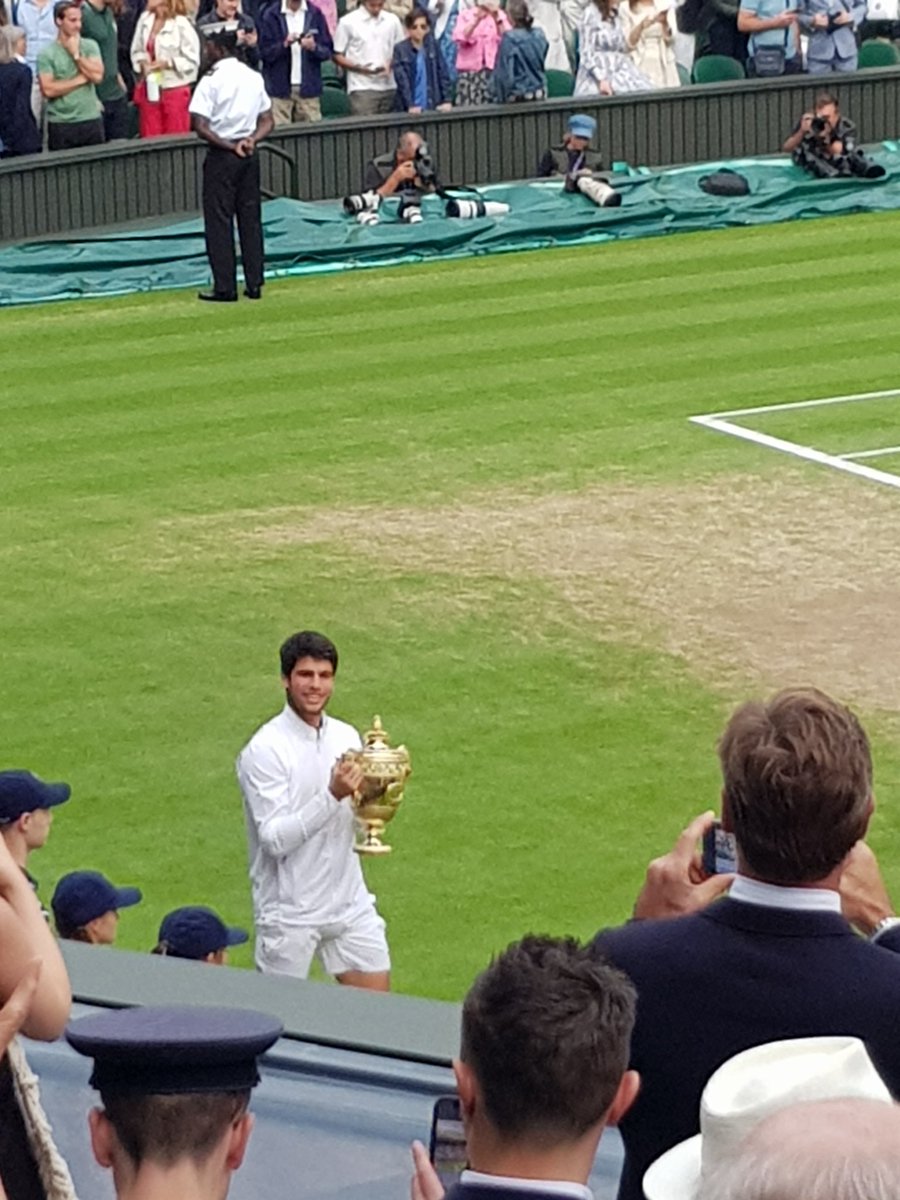 lizperkinsmedia's tweet image. Here's the new @Wimbledon champion @carlosalcaraz on #CentreCourt #tennis #changingoftheguard