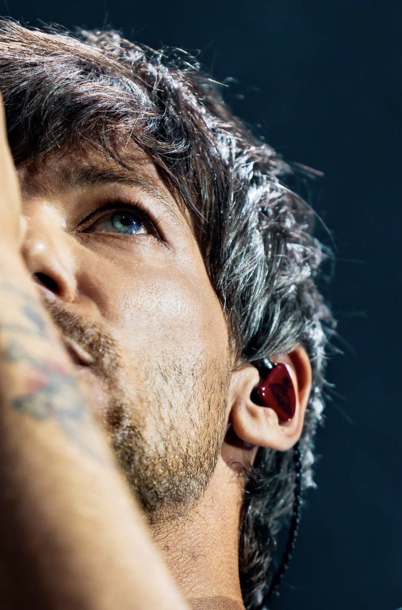 LOUISARCHlVE's tweet photo. ocean blue eyes https://t.co/R6E4ibDvET