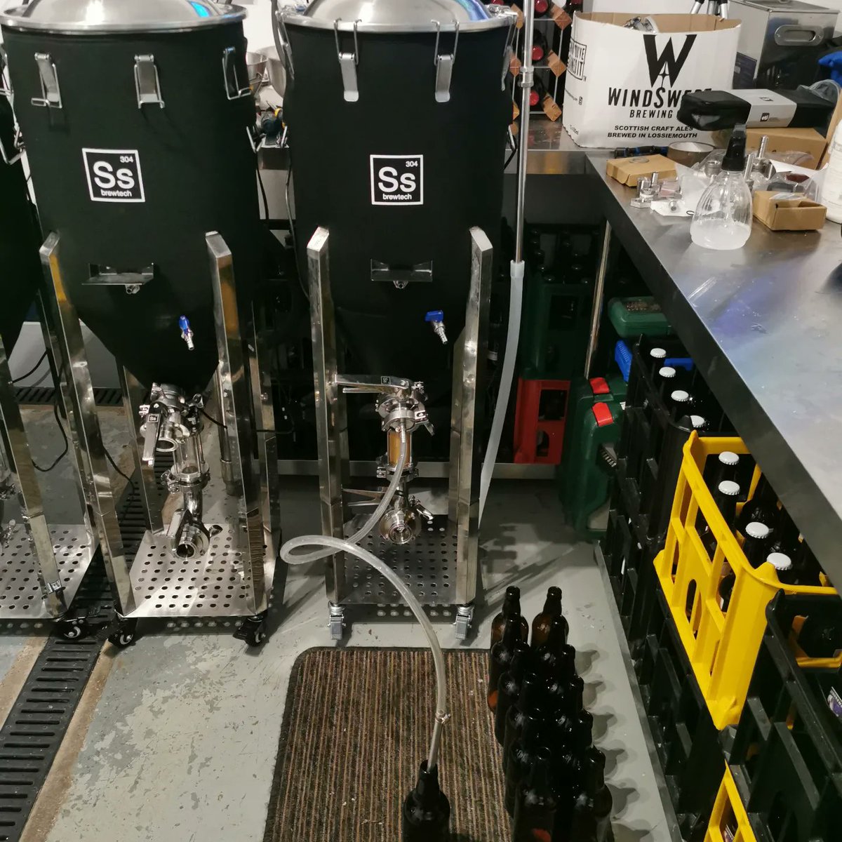 TonyCoulson10's tweet photo. Bottling day, 81 bottles filled, now the wait....#homebrew #homebrewing #longside #allgrainbrewing #homebrewery #ssbrewtech #homebrewer #scottishcraftbeer #neipa #geterbrewed https://t.co/6lvhdViWjw