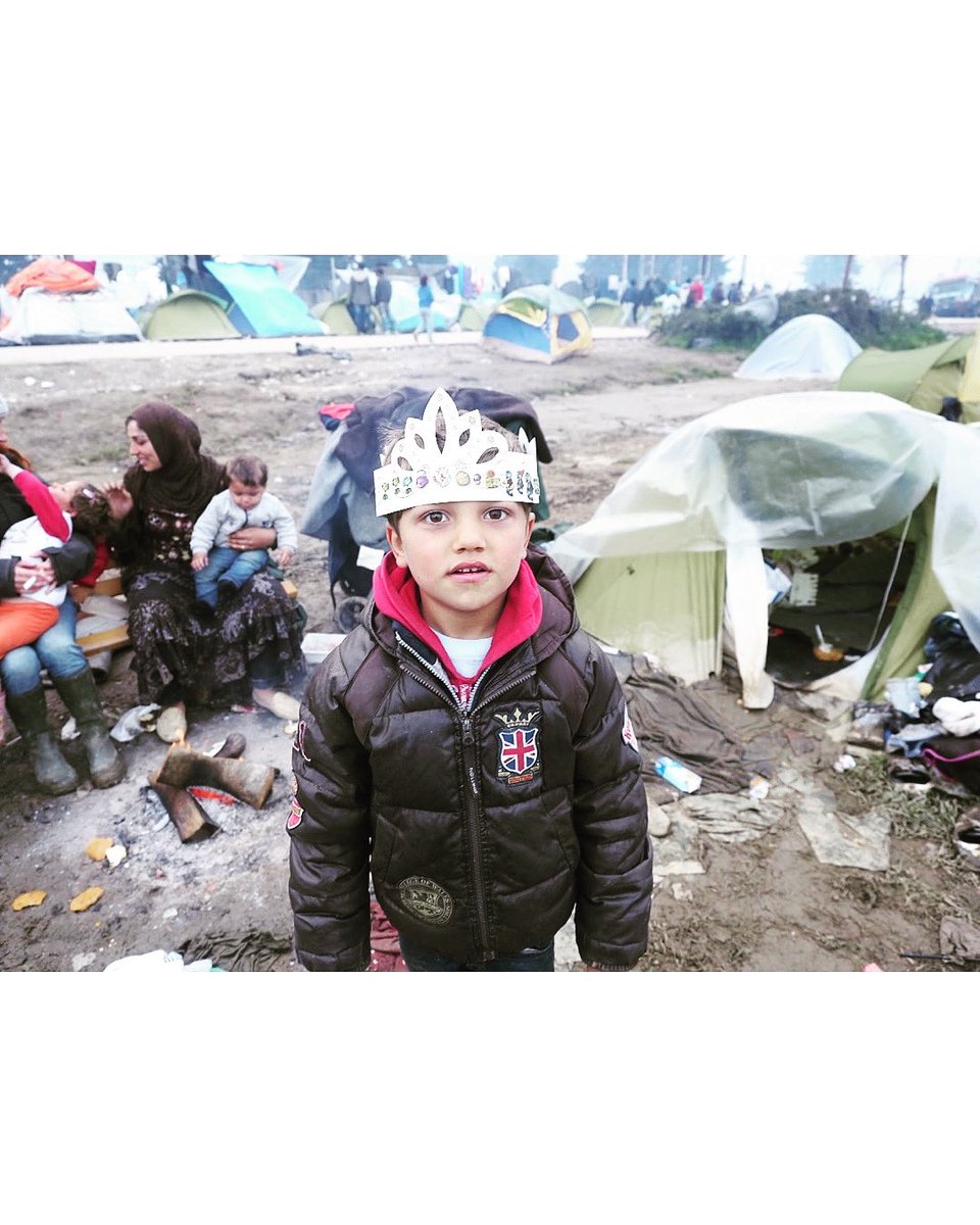 Musa era el rey del campamento de Idomeni.
Un rey distinto. 
No tenía nada material, vivía en una tienda, vestía siempre la misma ropa y llevaba unos zapatos rotos por los que entraba el agua. 

[Hilo]