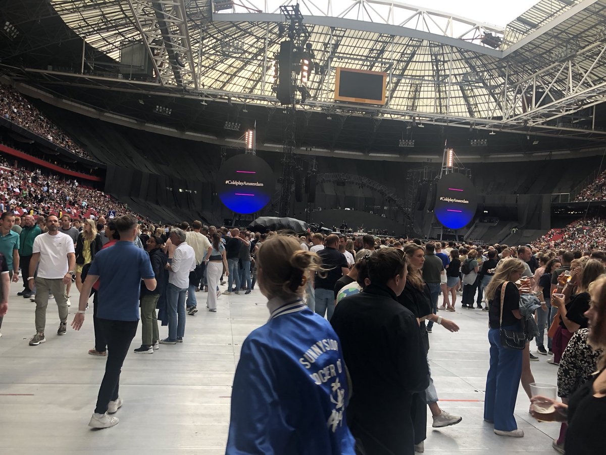 monnieflower's tweet photo. #coldplayamsterdam 😊 https://t.co/8id5XnXhLW