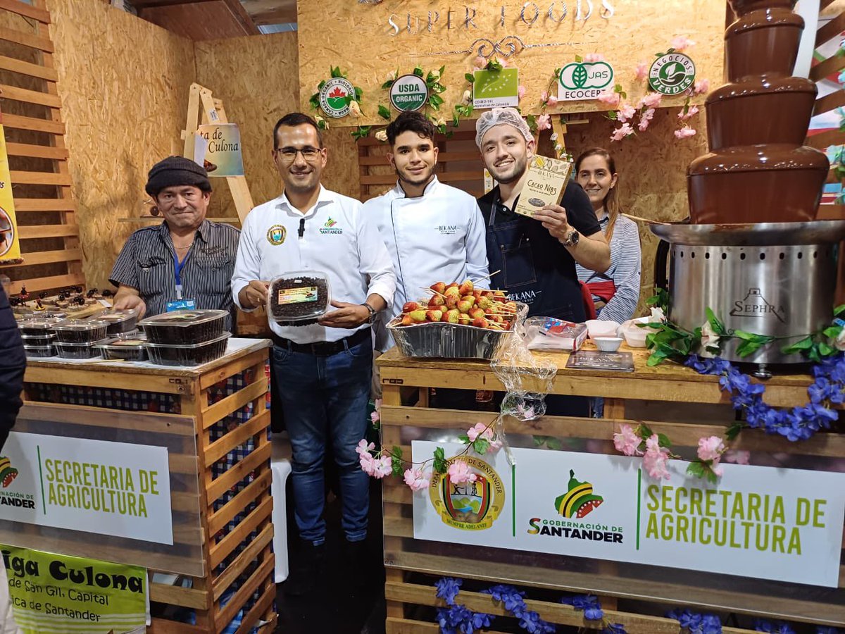 ¡Estamos presentes en #AgroExpo en Bogotá! 🇨🇴
Apoyamos a 13 agroproductores y 2 productores pecuarios santandereanos para que estén en un importante escenario de relacionamiento comercial, competitividad e innovación. Hasta el 23 de julio los esperamos en el pabellón 6 nivel 2