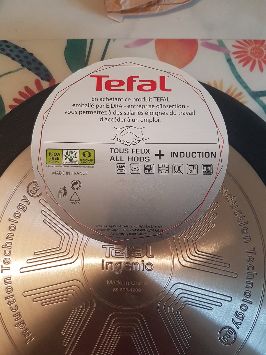 Grosse déception @Tefal_France! #MadeInFrance ou #MadeInChina ?
L'autocollant masquait la gravure, c'est malhonnête... Peut-être même plus <a href="/dgccrf/">DGCCRF</a>, <a href="/UFCquechoisir/">UFC-Que Choisir</a> ou <a href="/60millions/">60 Millions de consommateurs</a> ? Et acheté dans une boutique physique de la marque, pas sur une place de marché virtuelle inconnue...
