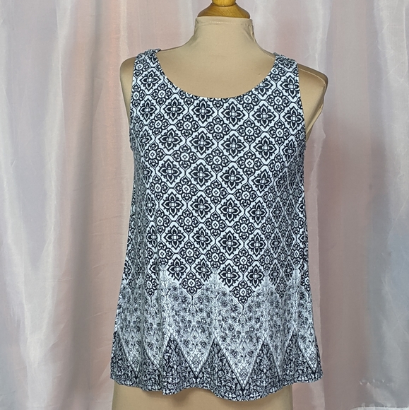 sallisingleton's tweet image. So good I had to share! Check out all the items I'm loving on @Poshmarkapp #poshmark #fashion #style #shopmycloset #sophiemax: posh.mk/V2nYXqjhuBb