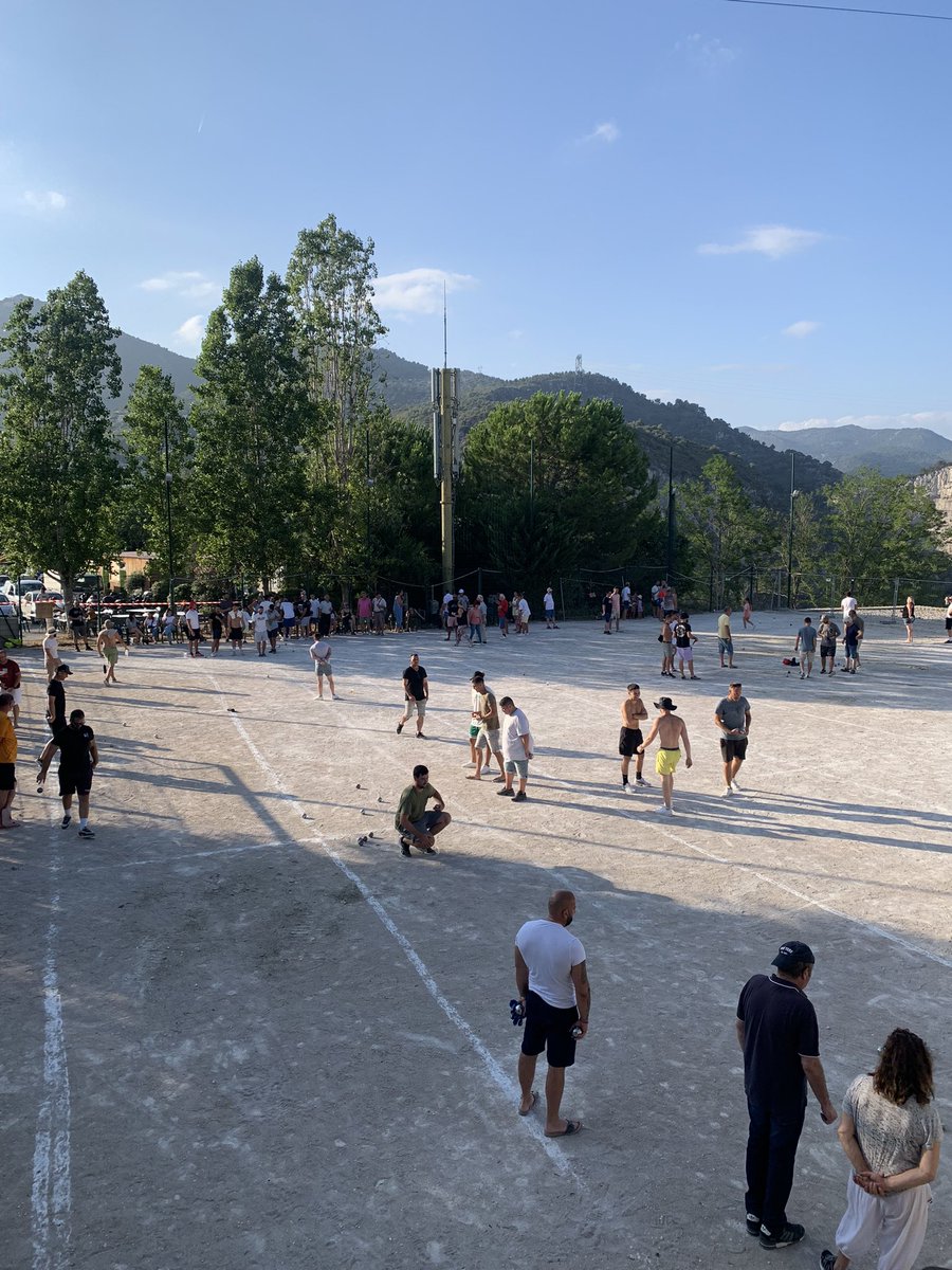 LLaRosaSerafini's tweet photo. Fête nationale et fête patronale à #Falicon avec le traditionnel festin 🎉

Concours de pétanque, messe à  la Sainte patronne de la commune et festin pour se retrouver et partager ce moment de tradition. https://t.co/zCFYprC84a
