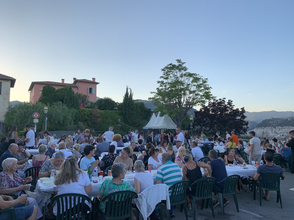 LLaRosaSerafini's tweet photo. Fête nationale et fête patronale à #Falicon avec le traditionnel festin 🎉

Concours de pétanque, messe à  la Sainte patronne de la commune et festin pour se retrouver et partager ce moment de tradition. https://t.co/zCFYprC84a