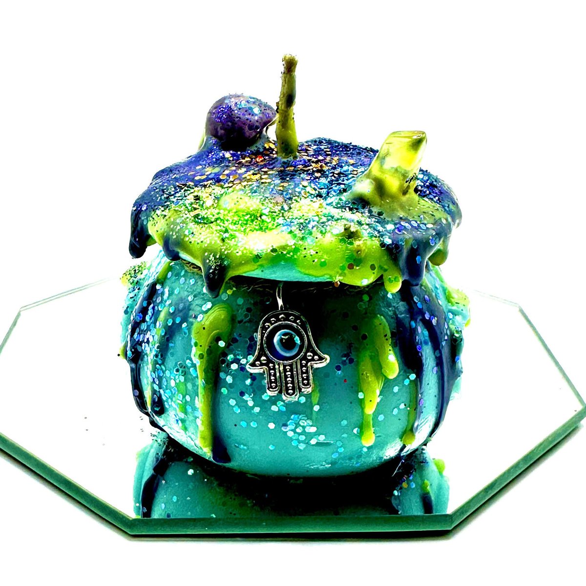 MysticalRealmsc's tweet photo. New candles have arrived! Handmade cauldron candles full of assorted crystals and charms! As the candle burns it reveals all treasures inside! Get it here:  https://t.co/3Bxr0o2Ym9   #cauldroncandleswithcrystals https://t.co/LsQcKB54CJ
