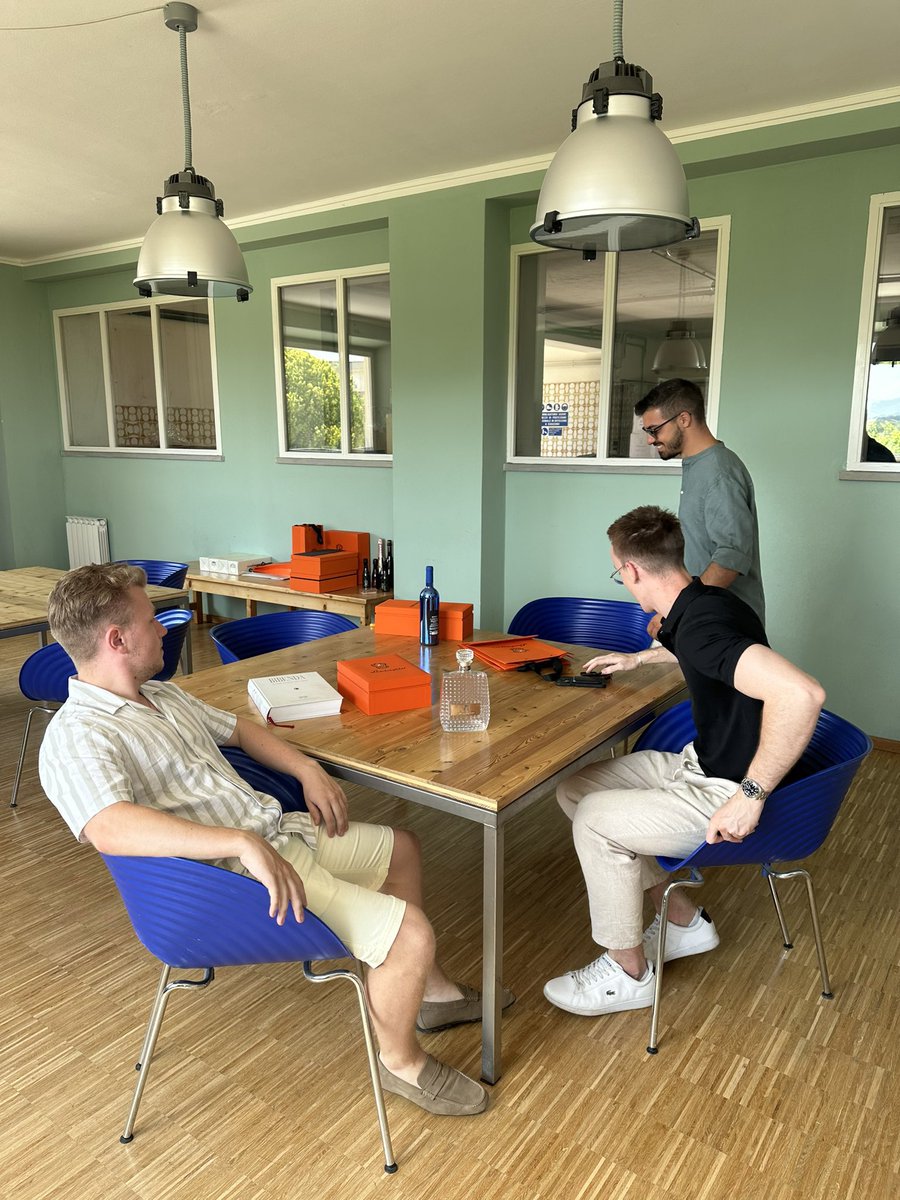 blvckledge's tweet image. Lamborghini is my client.

Today I took my team on a trip to italy.

On our way, we stopped at Lamborghini’s winery.

One of my personal top experiences in business.

Visit your clients in person. National or internatational. 

Strenghten your relationship and see what you’re…