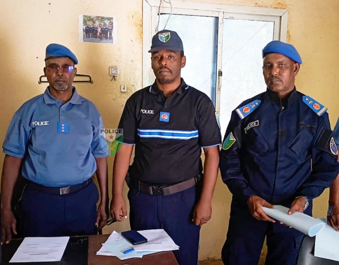 P_N_Djibouti's tweet photo. ✍️En présence du Lt-col Abdillahi Ibrahim Fod,Commandant des Cies d’intervention de la Police,s'est tenue aujourd’hui au détachement de Police d’Ali-Sabieh,la passation de service🤝entre le Commandant Mahdi Omar Djama,Chef de détachement sortant et le Capitaine Ibrahim Bouh Wais, https://t.co/7fe5xT3wh4