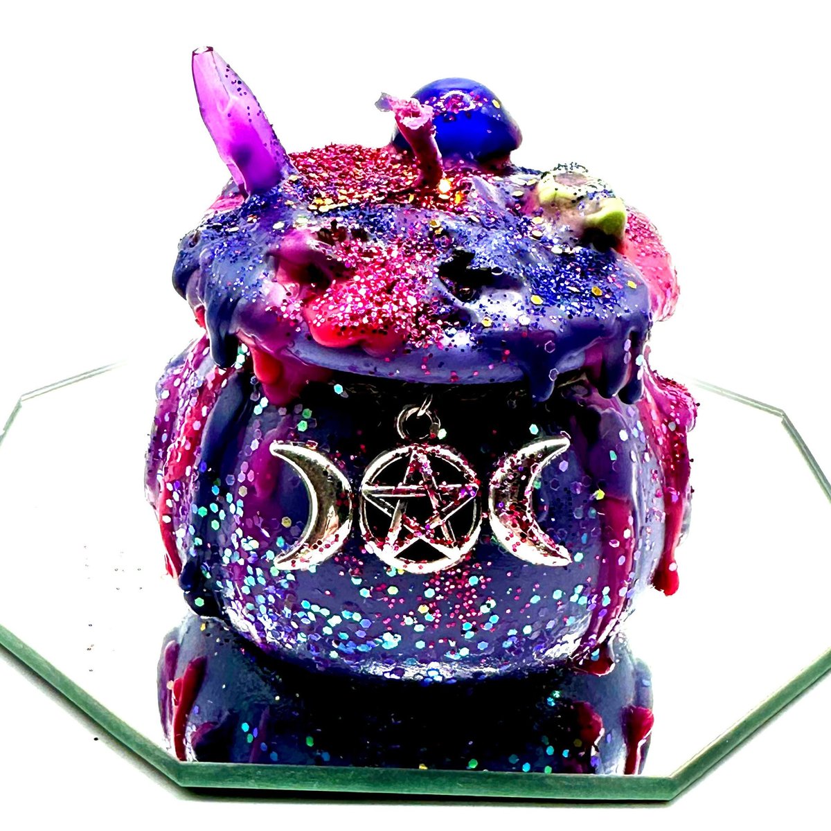 MysticalRealmsc's tweet photo. New candles have arrived! Handmade cauldron candles full of assorted crystals and charms! As the candle burns it reveals all treasures inside! Get it here:  https://t.co/3IncMAp9ia   #cauldroncandleswithcrystals https://t.co/6Mg4uuTaGm