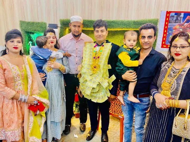ShaikhSahab__'s tweet photo. दहेज में कार की माँग पूरी न होने पर निकाह के 2 घंटे बाद ही हुआ तलाक़ ! 

आगरा : आसिफ़ का रिश्ता तय हुआ, 12जुलाई को आसिफ़ की बारात गई, लड़की पक्ष की तरफ़ से अपनी हैसियत के मुताबिक़ शादी में बेहतरीन इंतज़ाम भी किया गया अच्छे नाश्ते खाने के साथ ही सोने चाँदी के अच्छे ख़ासे ज़ेवरात, घर गृहस्थी का भरपूर सामान  भी दिए लेकिन लड़का पक्ष की दहेज की भूख और बढ़ती रही ! 

निकाह के 2 घंटे बाद ही लड़के पक्ष ने लड़की पक्ष से दहेज में कार की मांग की लड़की पक्ष ने देने से इनकार किया तो लड़का पक्ष लड़की को फ़ौरन तलाक दे बारात वापस लेकर चले गए ।

लानत है ऐसे परिवार पर ! लानत ह�� ऐसे समाज पर ! लानत है ऐसे दहेज के लोभियों पर ! लानत है ऐसे ललची मुसलमान पर ! 

मैं सभी वलमा ए कराम और शहर क़ाज़ी, हाफिज, क़ारी, मुफ़्ती से गुज़ारिश करूँगा की आप सभी लोग जीस शादी में दहेज का लेनदेन हो वहाँ निकाह न पढ़ाएँ ! 
@ZakirAliTyagi