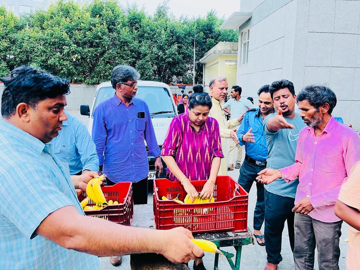 niveda_ngo's tweet photo. As an initiative to aid people affected by the the ongoing n the unfortunate floods , the team from Niveda Foundation carried out a distribution drive in several locations in Noida and Delhi..
#FloodRelief #NitiAyog #MinistryWCD #Noida #gratitude #communityservice https://t.co/oWOx872vLP