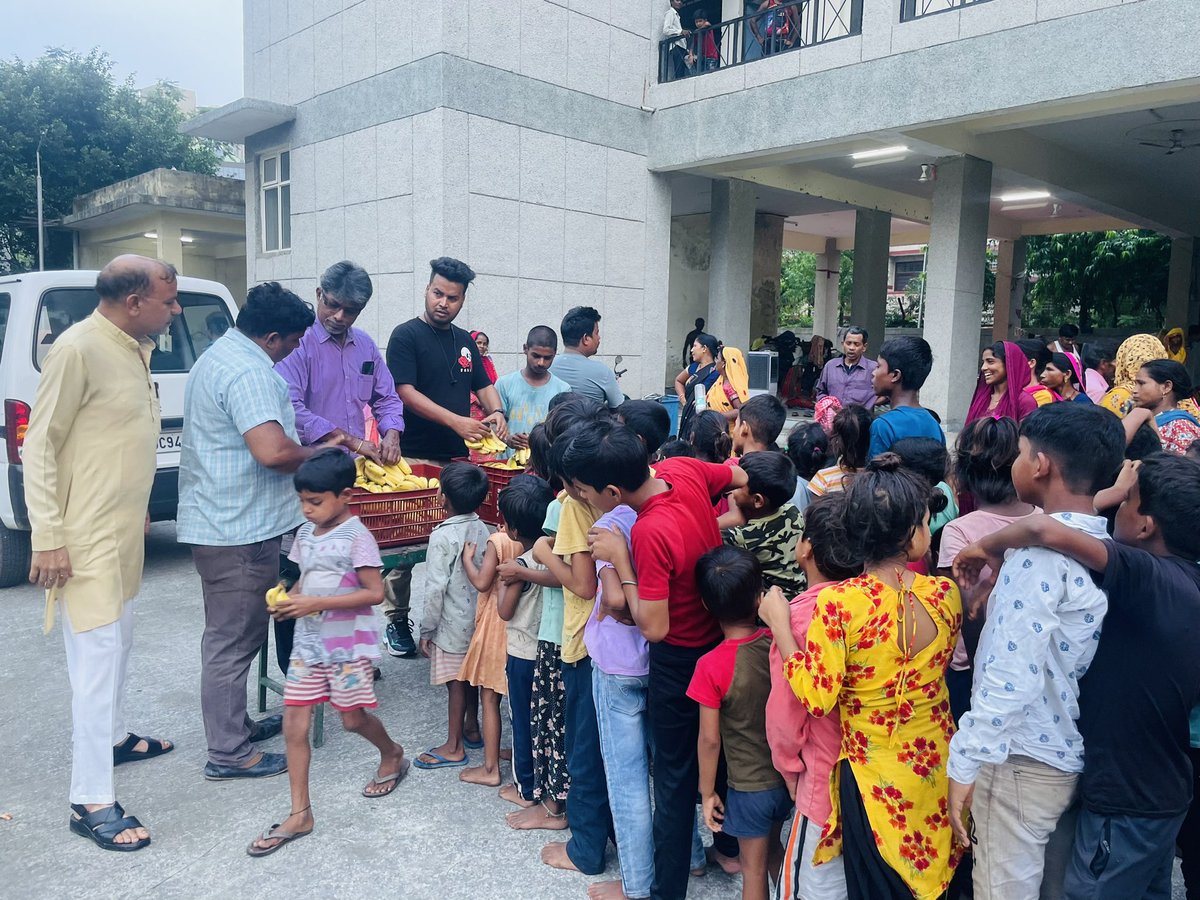 niveda_ngo's tweet photo. As an initiative to aid people affected by the the ongoing n the unfortunate floods , the team from Niveda Foundation carried out a distribution drive in several locations in Noida and Delhi..
#FloodRelief #NitiAyog #MinistryWCD #Noida #gratitude #communityservice https://t.co/oWOx872vLP