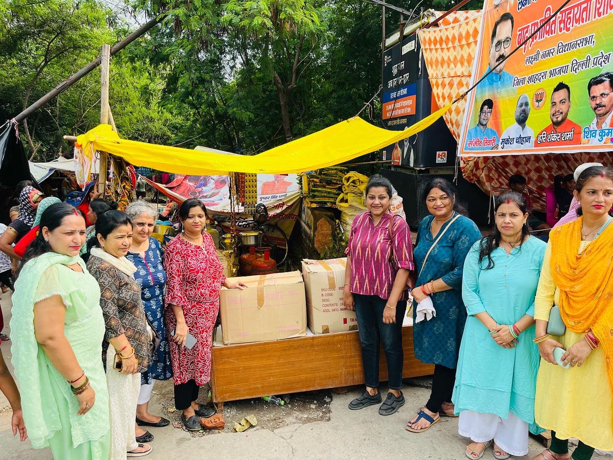 niveda_ngo's tweet photo. As an initiative to aid people affected by the the ongoing n the unfortunate floods , the team from Niveda Foundation carried out a distribution drive in several locations in Noida and Delhi..
#FloodRelief #NitiAyog #MinistryWCD #Noida #gratitude #communityservice https://t.co/oWOx872vLP