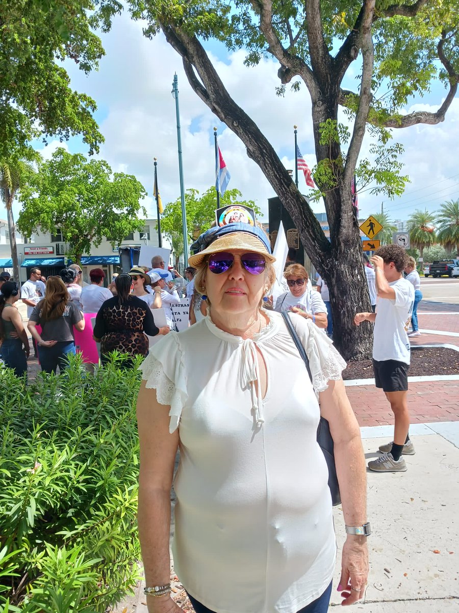 <a href="/FalcoYurina/">Yurina Falco García</a> <a href="/LimaNorlysl041/">Maidy Nuñez</a> <a href="/USCIS/">USCIS</a> <a href="/SecMayorkas/">ARCHIVED: Secretary Alejandro Mayorkas</a> <a href="/MaElviraSalazar/">María Elvira Salazar 🇺🇸</a> <a href="/POTUS/">President Donald J. Trump</a> <a href="/USEmbCuba/">Embajada de los Estados Unidos en Cuba</a> <a href="/USCIS_es/">USCIS Español</a> <a href="/MarioJPenton/">Mario J. Pentón</a> Las familias deben reunirse,  necesitamos estar juntos ya.
#CastigadosPorSerLegales 
#CFRP 
#familiasreunidasya
<a href="/USEmbCuba/">Embajada de los Estados Unidos en Cuba</a> 
@MariJPenton