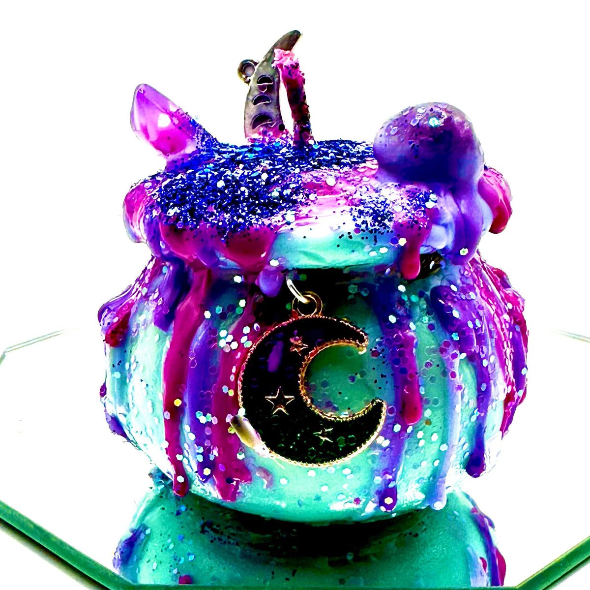 MysticalRealmsc's tweet photo. New candles have arrived! Handmade cauldron candles full of assorted crystals and charms! As the candle burns it reveals all treasures inside! Get it here: https://t.co/EhZypMkNJ9   #cauldroncandleswithcrystals https://t.co/BPiPci6Vy9