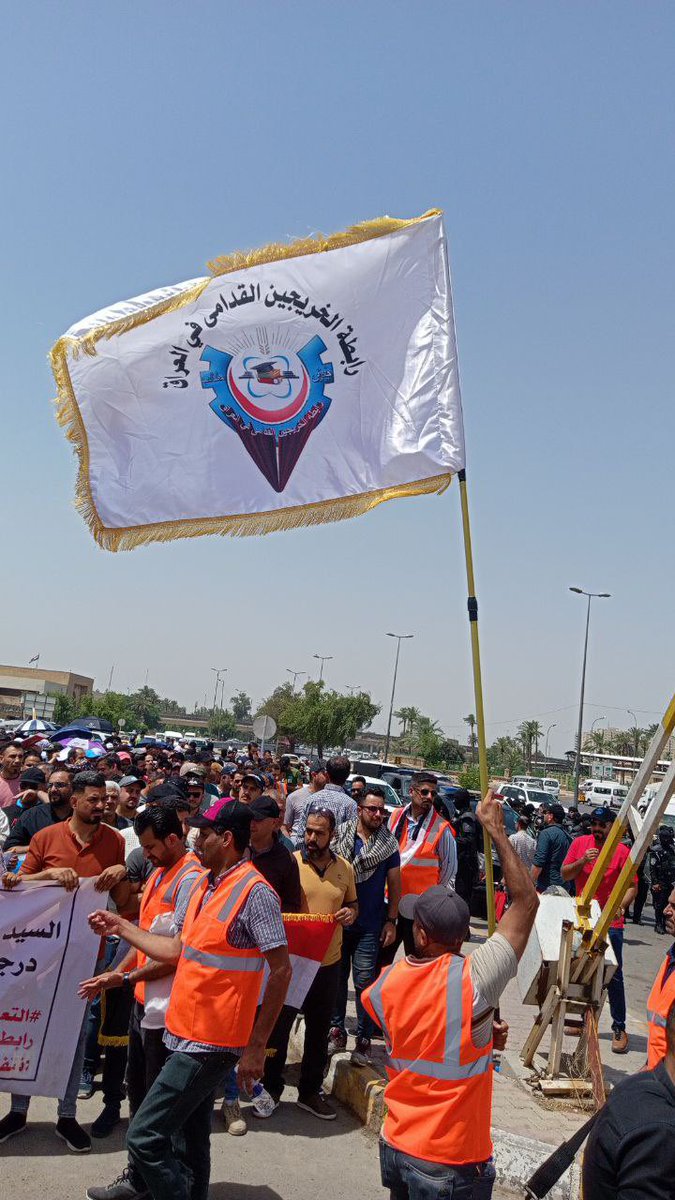 أهم مُقوِمات بِناء دولة المؤسسات
الاستفادةُ من شريحةِ الخريجين القدامى بتوظيفهم في القطاعِ العام لضمانِ ديمومة العطاء وعجلة التقدم …

#التعــيين_مطلبـــــنا
رابطة الخريجين القدامى في العراق  
برئاسة الاستاذ نبراس الخزعلي