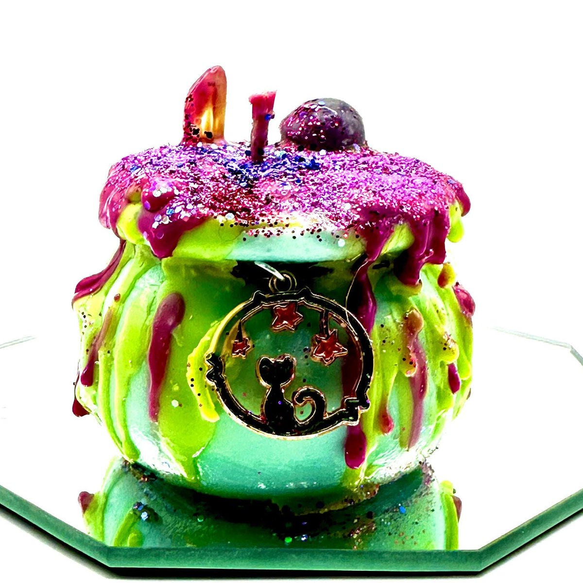 MysticalRealmsc's tweet photo. New candles have arrived! Handmade cauldron candles full of assorted crystals and charms! As the candle burns it reveals all treasures inside! Get it here: https://t.co/vjRRqKNDN0   #cauldroncandleswithcrystals https://t.co/1dTT9YvDlZ