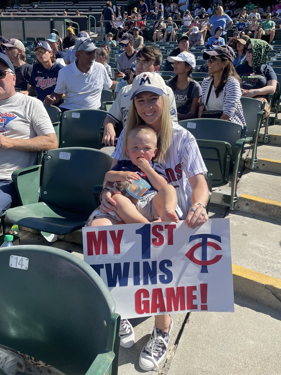 nat_stoneee's tweet photo. Best first @Twins game! 💙❤️⚾️ https://t.co/JJSuxODx9X