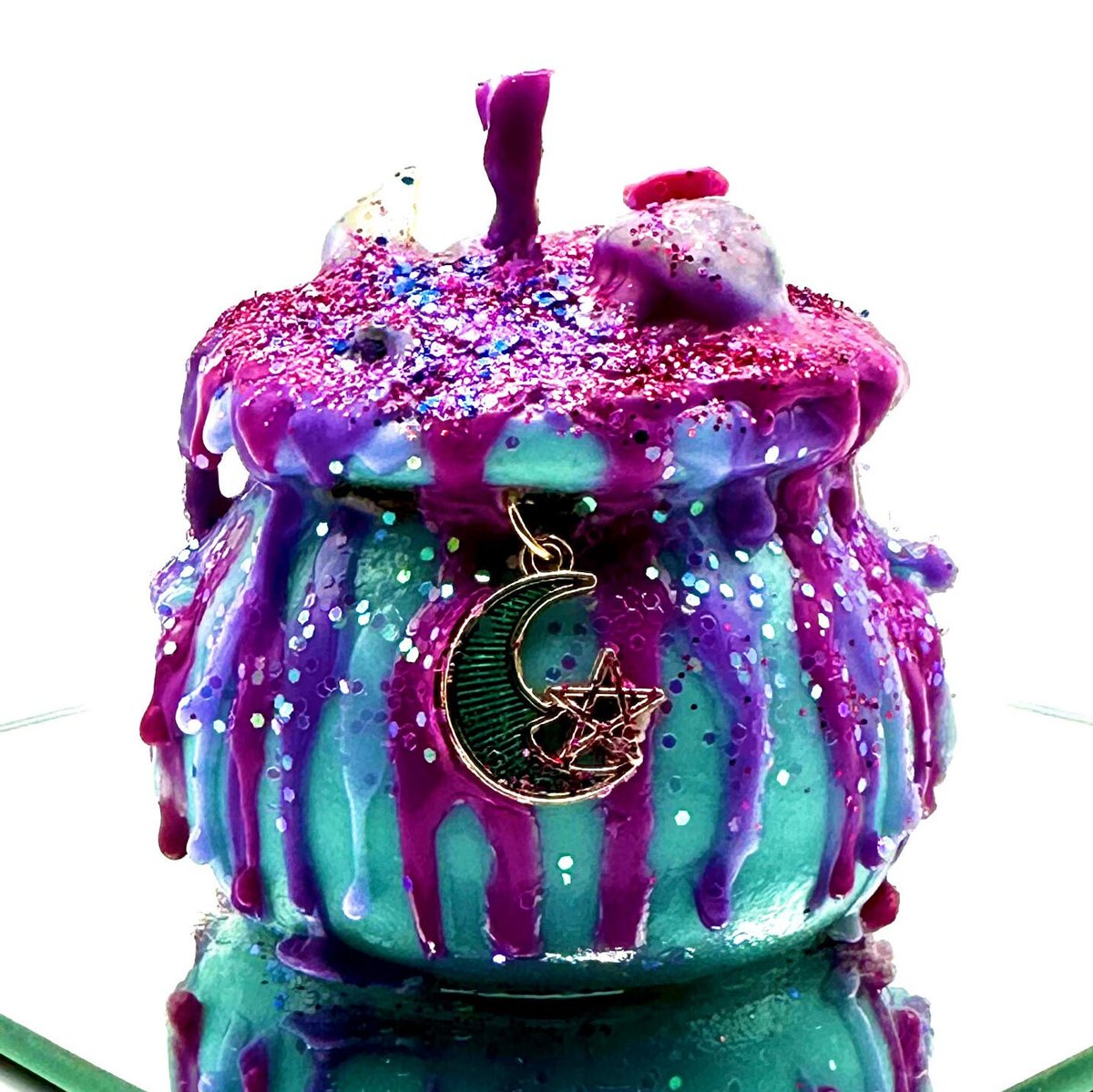 MysticalRealmsc's tweet photo. New candles have arrived! Handmade cauldron candles full of assorted crystals and charms! As the candle burns it reveals all treasures inside! Get it here:  https://t.co/DJZG2Euhum  #cauldroncandleswithcrystals https://t.co/NVyb4mrUFX